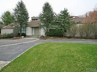 1 Equestrian Ct, Upper Brookville, NY 11545