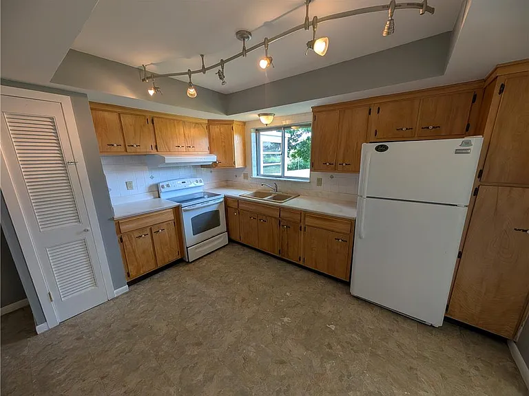 230 Diamond St — Photo 9