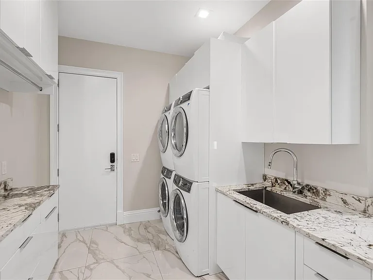 2307 N Riverside Dr — Photo 51