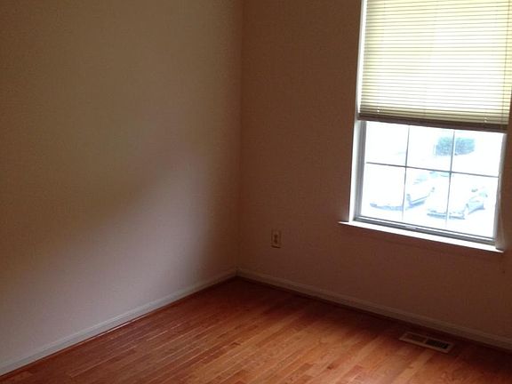 3rd image of 409 Darby Ln