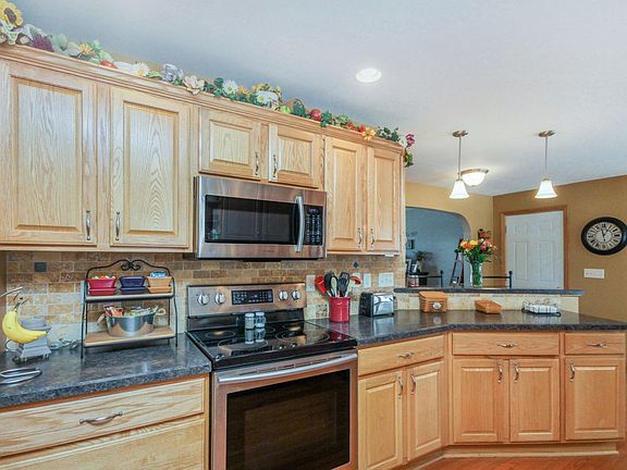 3rd image of 114 W Hillcrest Dr