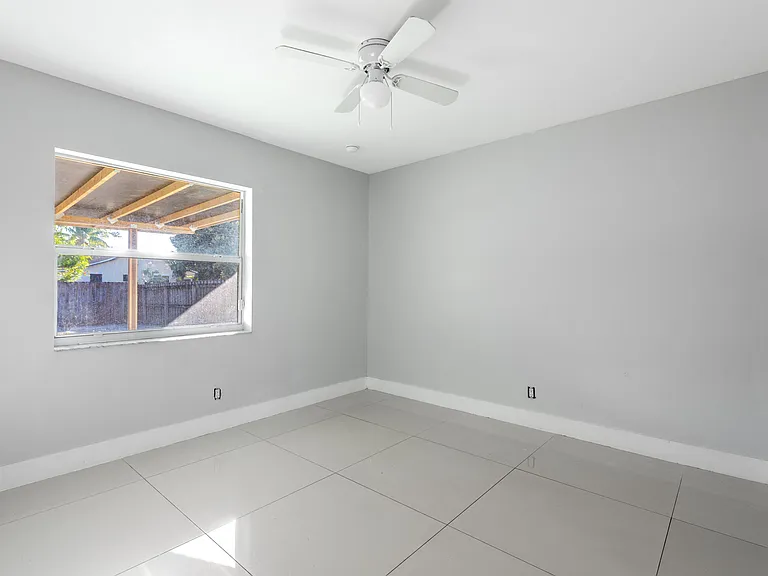 220 Perry Ave #B — Photo 16