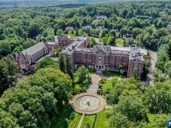 5204 Rio Vista Dr, Mahwah, NJ 07430