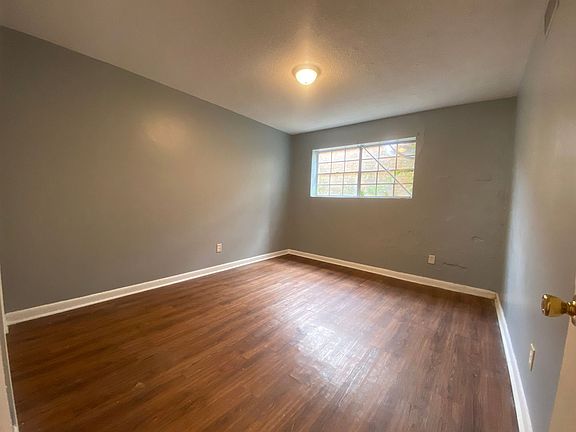 5th image of 204 Pinecrest Dr APT 1