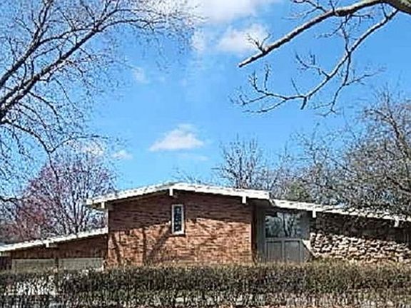 2nd image of 3019 Twin Oaks Dr