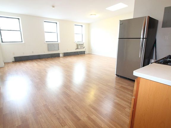 3rd image of 214 Hoyt St APT 3R