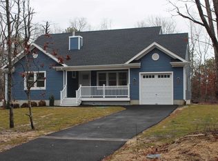 3 Hubbard Rd, Hampton Bays, NY 11946