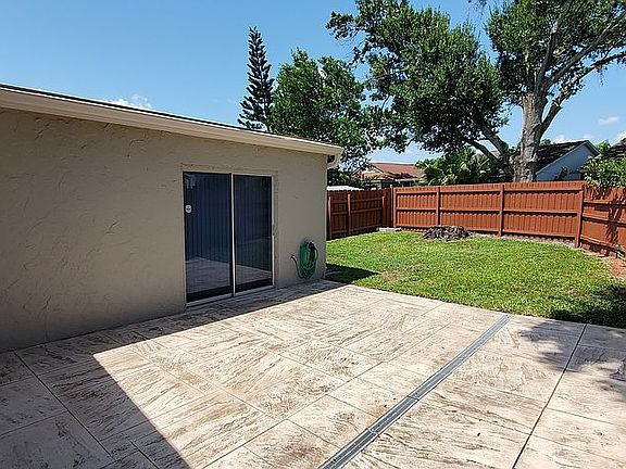 4th image of 4403 Venice Dr