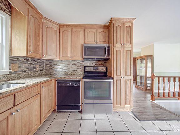 5th image of 1368 E Perry St