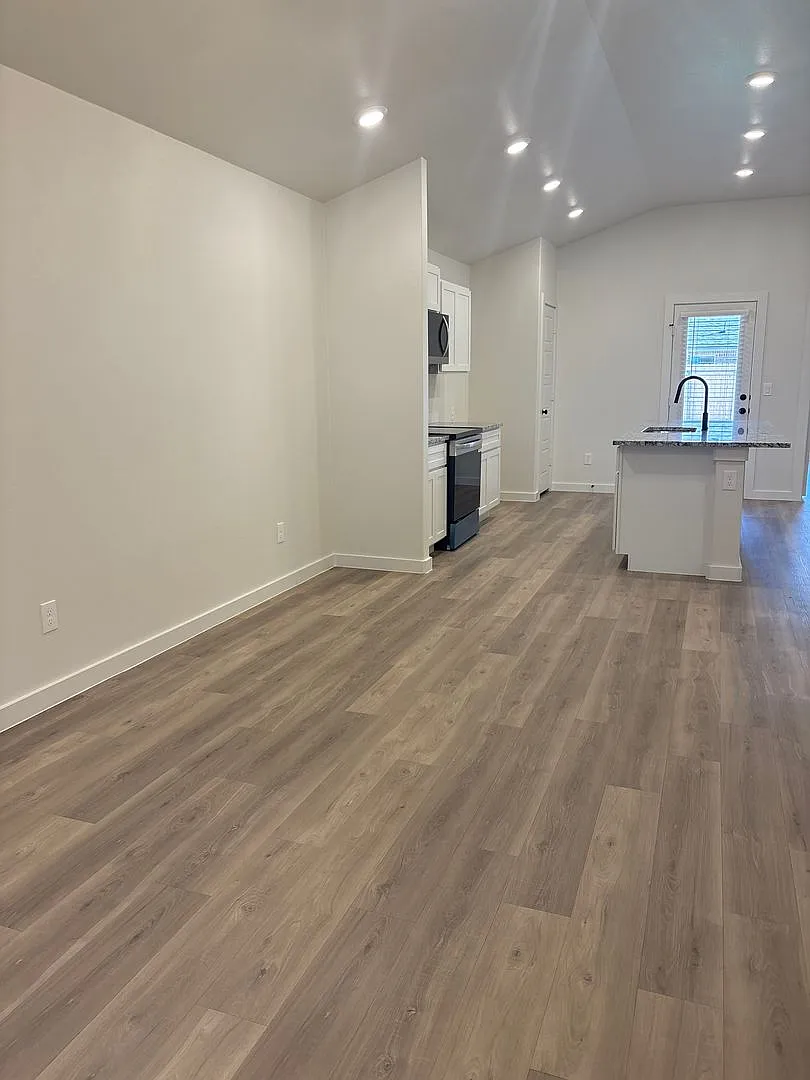 Building Photo - 2137 Langford Ave