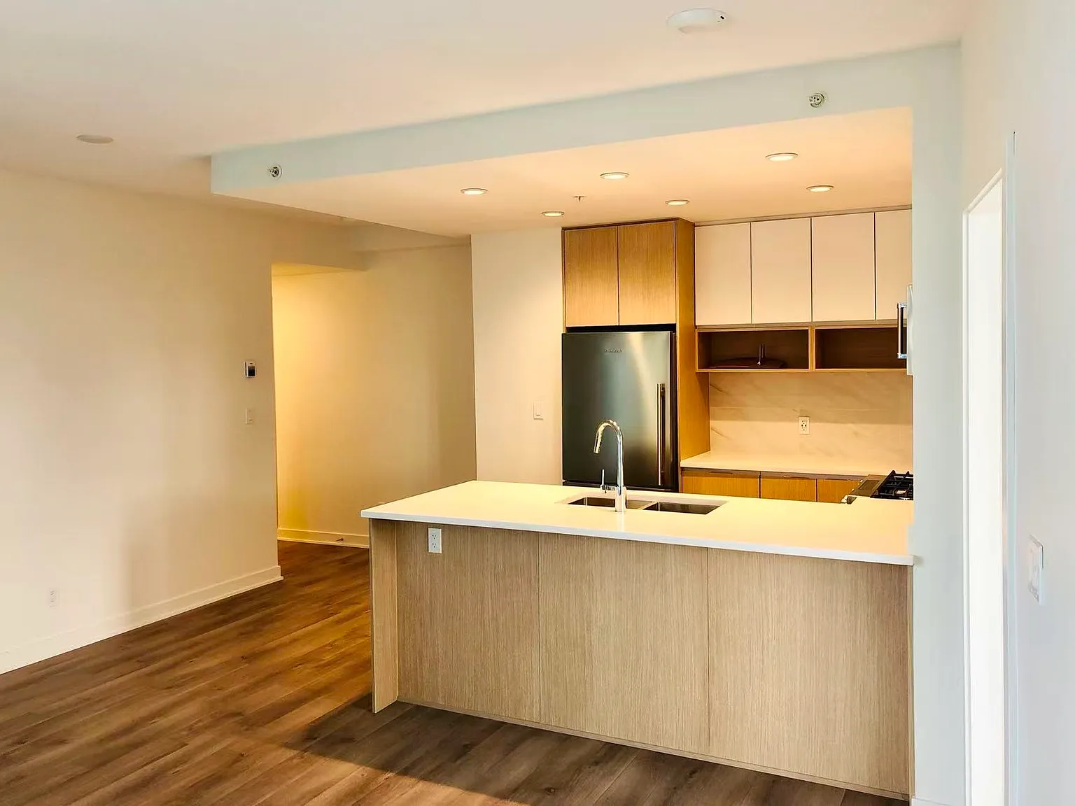 2 bed, 861 sqft, $2,600 — Photo 2