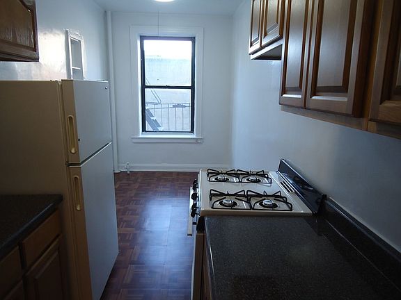 2nd image of 32-16 Crescent St #A3k