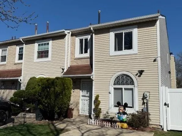 85 Amity Pl, Staten Island, NY 10303