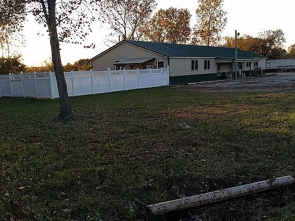 apart entrance / fenced yard
