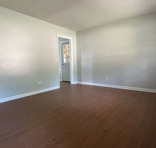 310 Oxford Rd — Photo 2