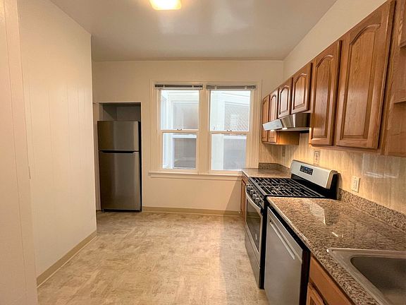 3rd image of 425 Walnut St APT 1