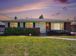 19044 Hillcrest St, Livonia, MI 48152