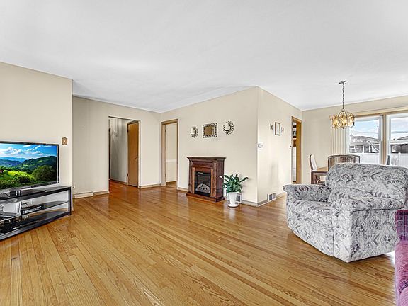 4th image of 5067 N Olympia Ave