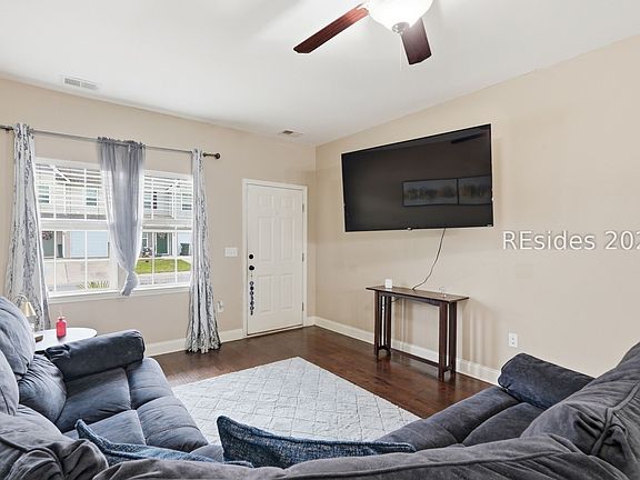 4th image of 387 Dante Cir