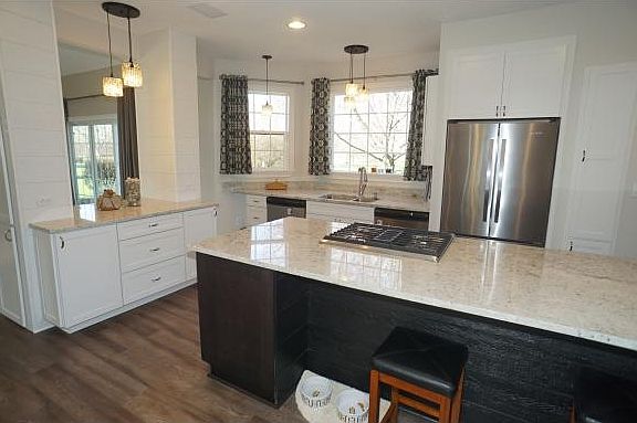 4th image of 165 White Oak Dr