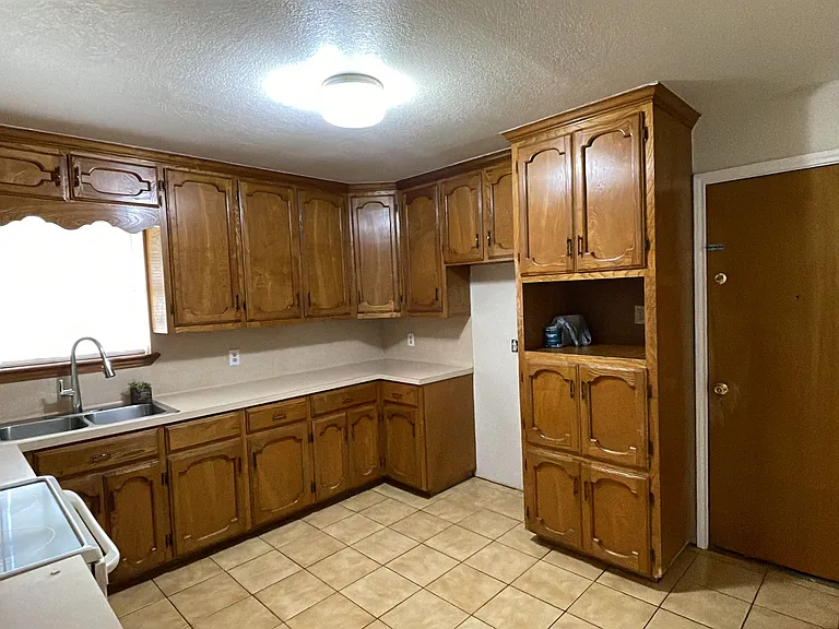 1305 James Cir — Photo 7