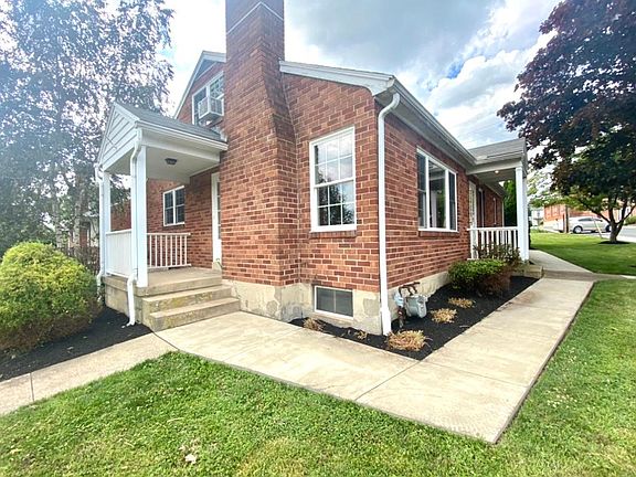 Walking Distance from Coffee Shop, Dining and More!