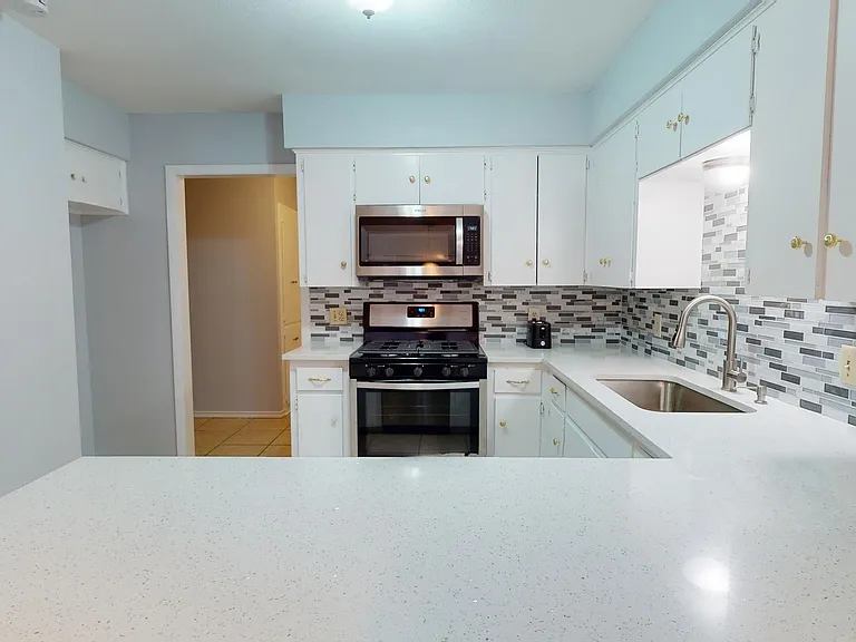 7611 Lunar Dr — Photo 3