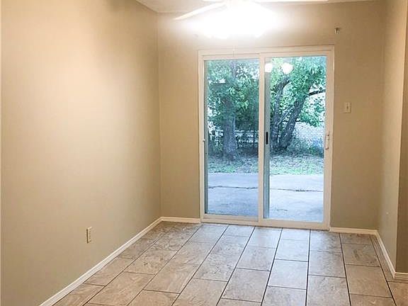 3rd image of 912 San Saba Dr