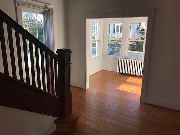 2nd image of 122 Archwood Ave