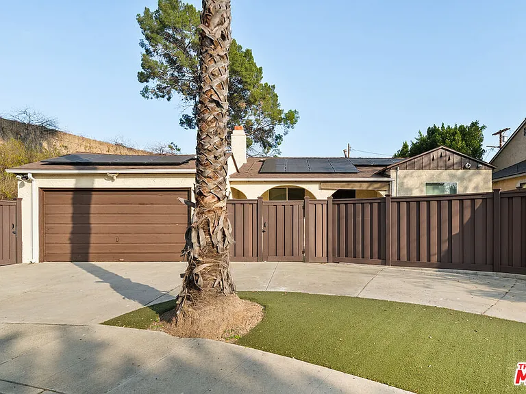 4530 Bakman Ave — Photo 1