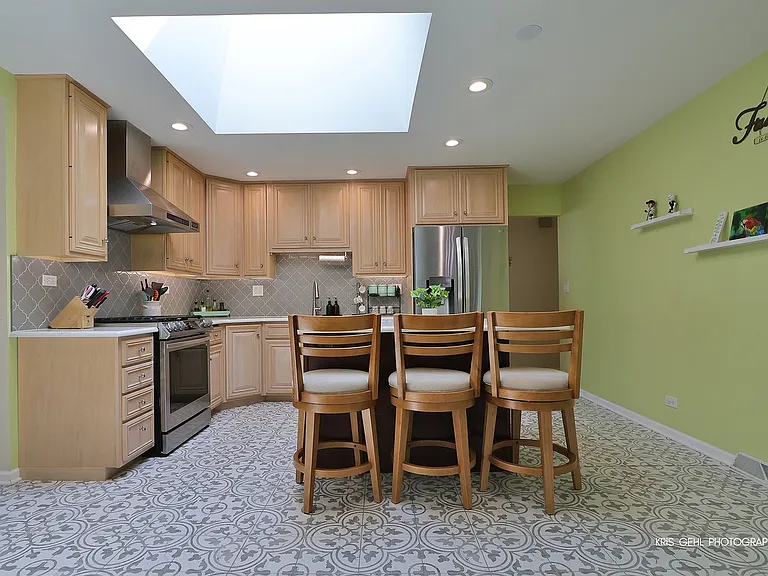 605 W Gilbert Rd — Photo 5