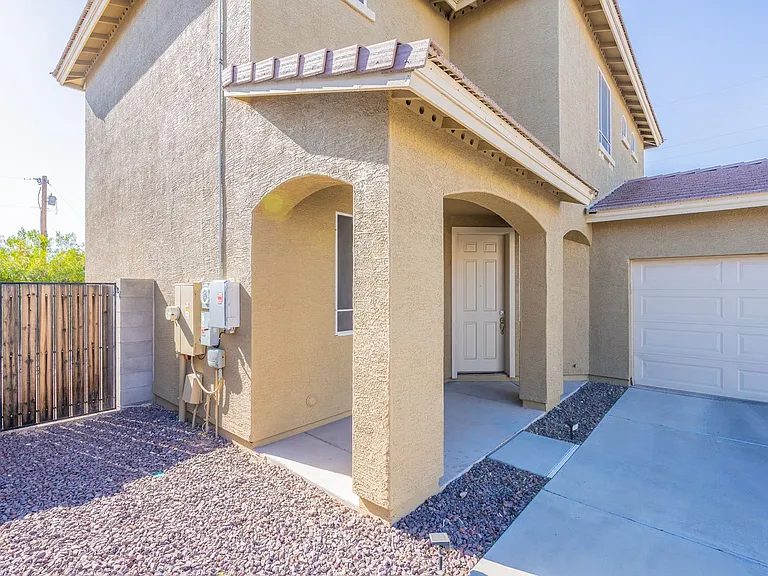 7416 S 27th Pl — Photo 4