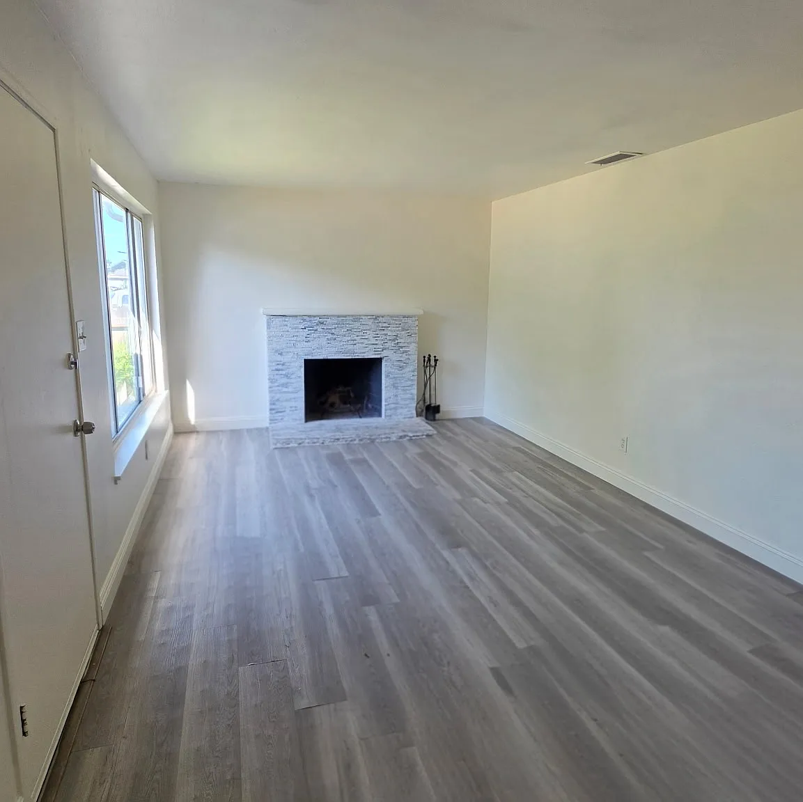 3 bed, 940 sqft, $2,500 — Photo 1
