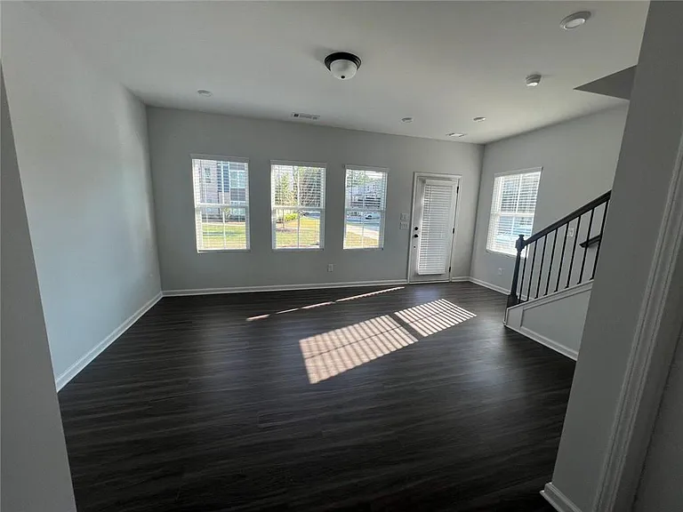 700 Payton Ln — Photo 2