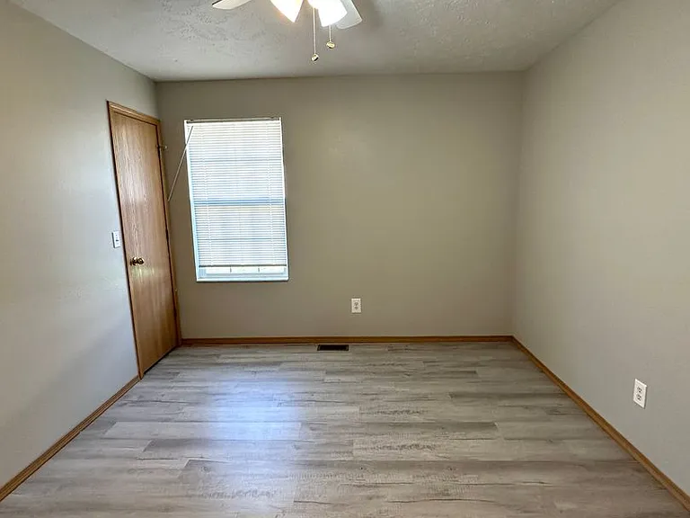 406 W Pawnee Ln — Photo 4