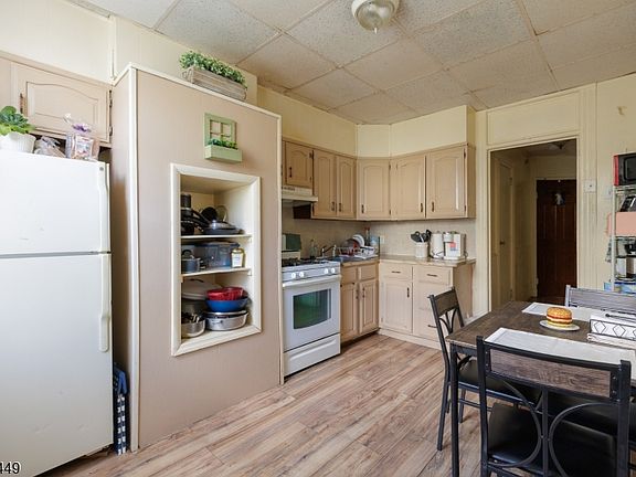 5th image of 212 Maple St