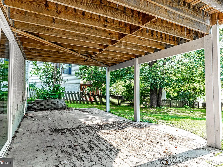 121 Nottingham Ct — Photo 42
