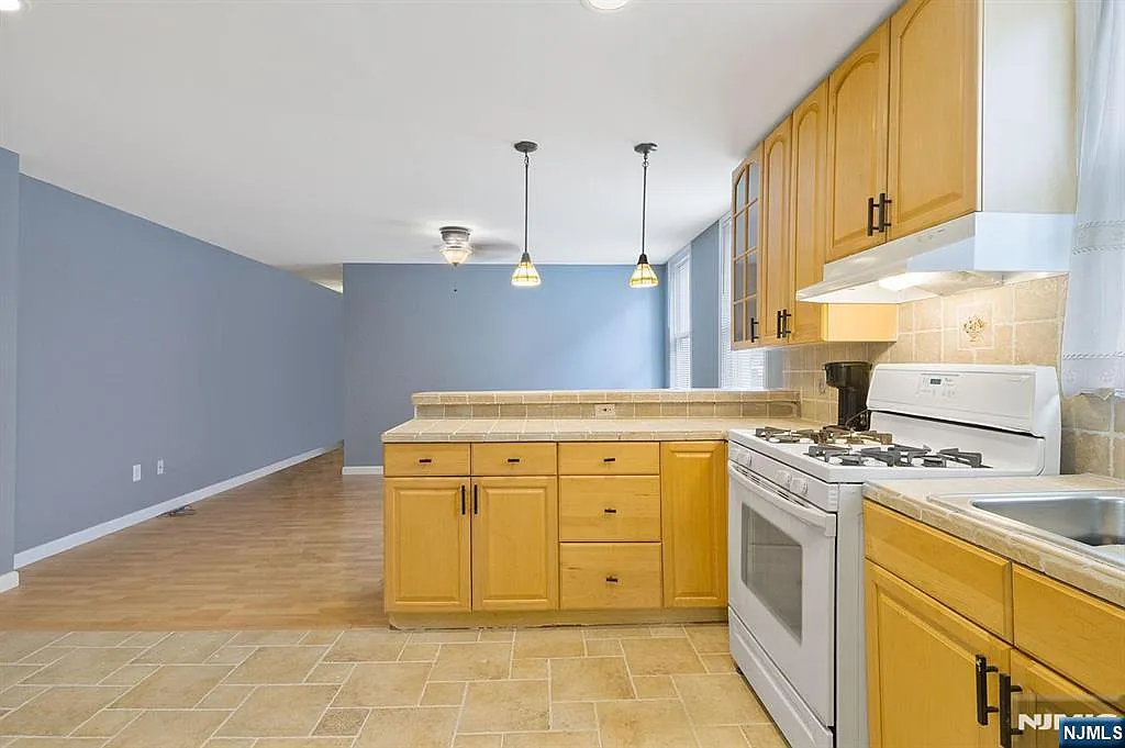 2 bed, 1.0 bath, $2,400 — Photo 2