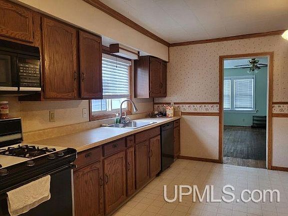 4th image of 305 Riehle Rd