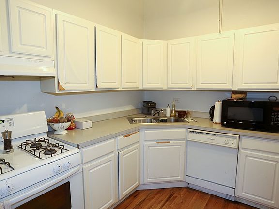 2nd image of 2421 N Clybourn Ave #1F