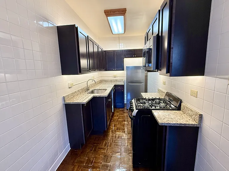 553 West Oakdale Avenue — Photo 45