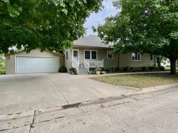 390 W 5th St, Garner, IA 50438