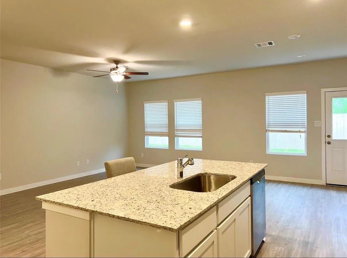 3 bed, 2.0 bath, 1623 sqft, $2,300 — Photo 3