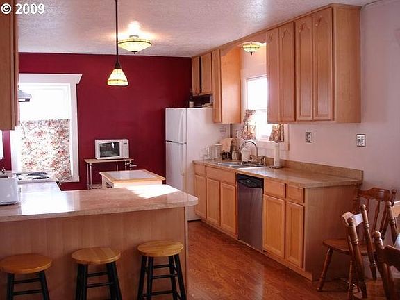 Kitchen & Breakfast Bar