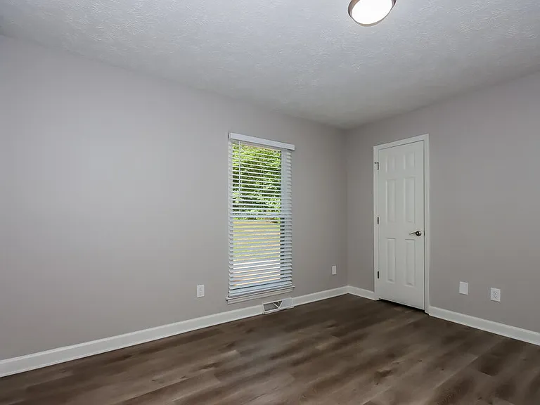 917 Oakridge Dr — Photo 14