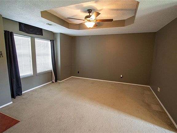 3rd image of 609 Sandstone Dr