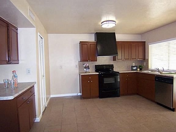 4th image of 3124 Furneaux Ln