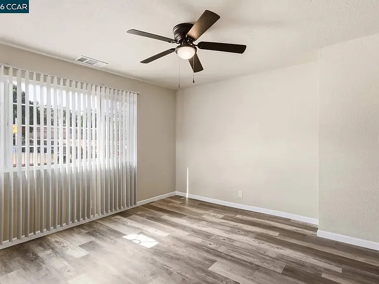 2225 E Myrtle St — Photo 16