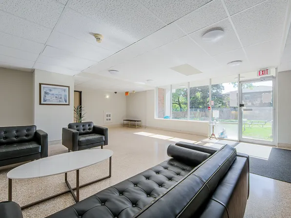 The Devonshire, 200 Queen Mary Dr, Oakville, ON L6K 3L1