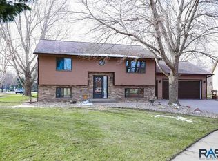 615 S Nicholas Cir, Brandon, SD 57005